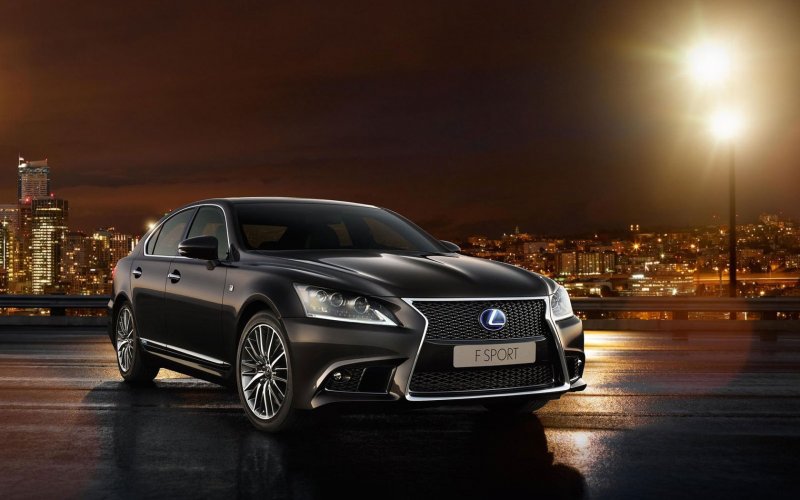 Lexus QX седан