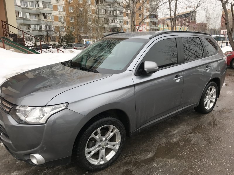 Mitsubishi Outlander 2012 серый металлик