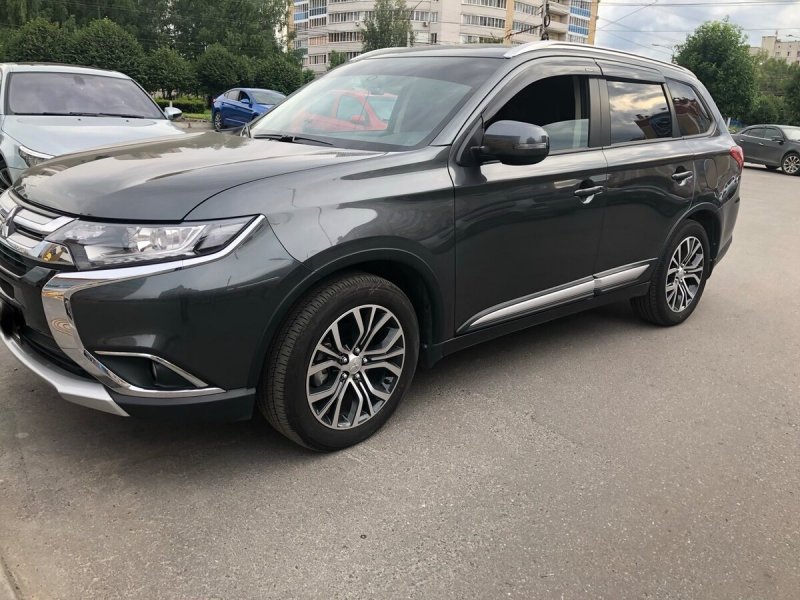 Mitsubishi Outlander 2020 серый
