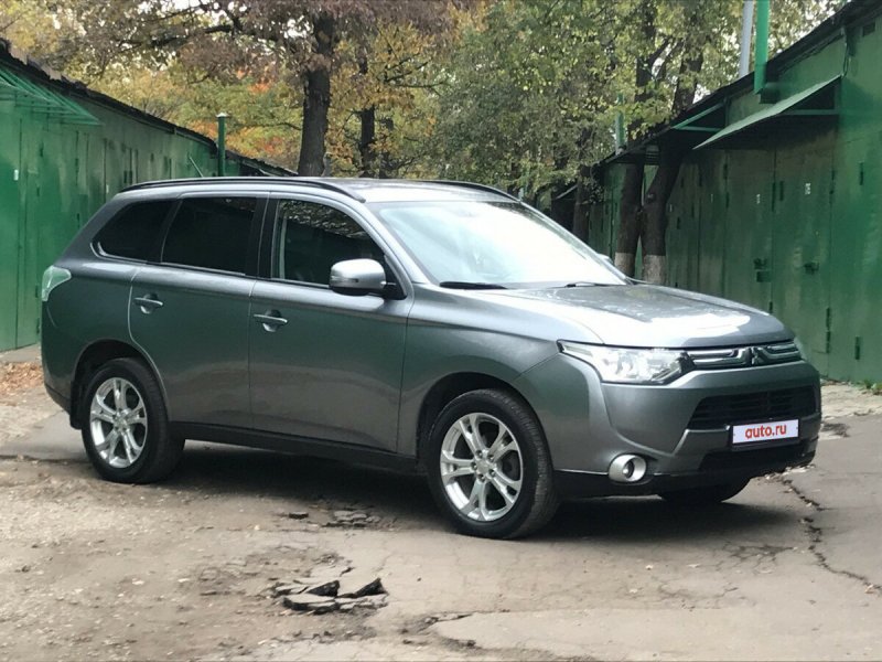Митсубиши Аутлендер серый
