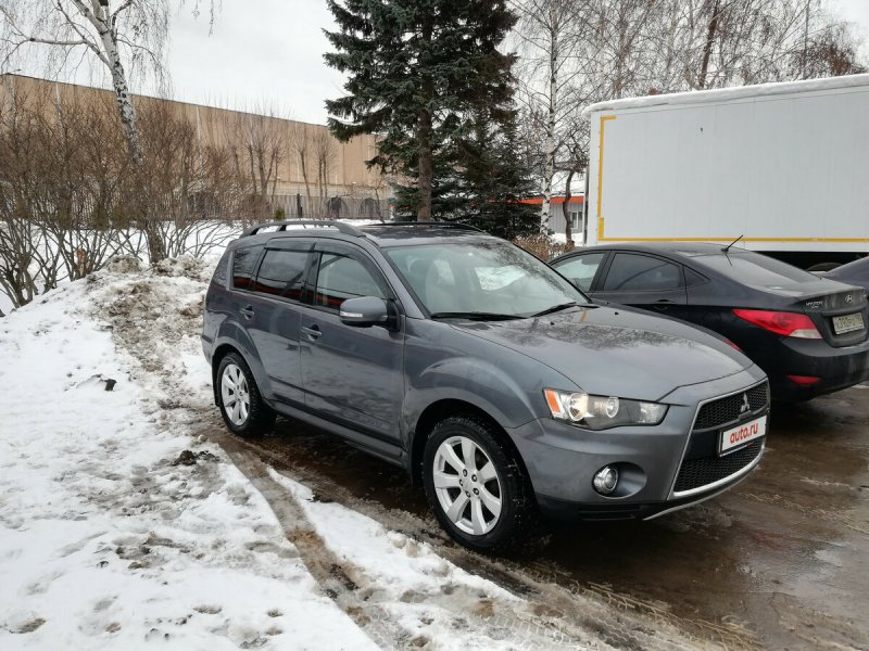 Mitsubishi Outlander 2020 серый