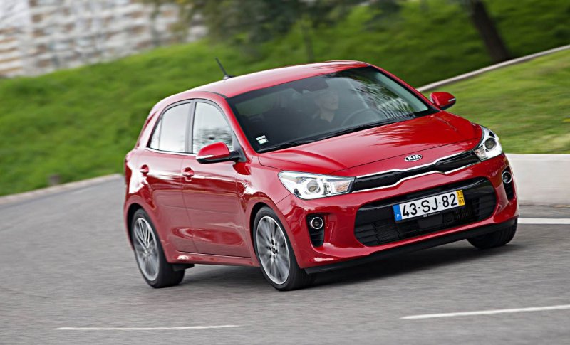 Kia Rio IV С боку оранжевый