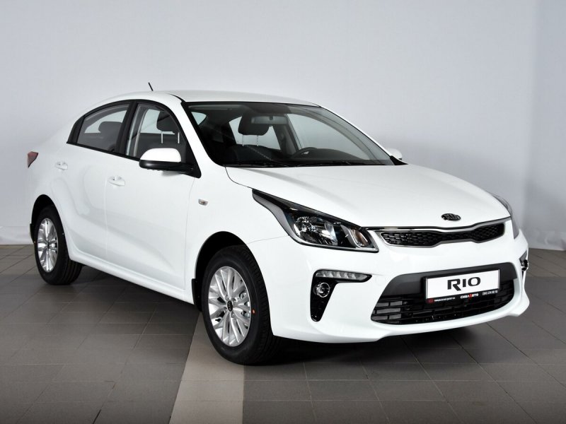 Рио 4 2018. Белый седан Kia Rio IV 1.6 at (123 л.с.). Белый седан Kia Rio IV 1.6 at (123 л.с.) зимние фото.