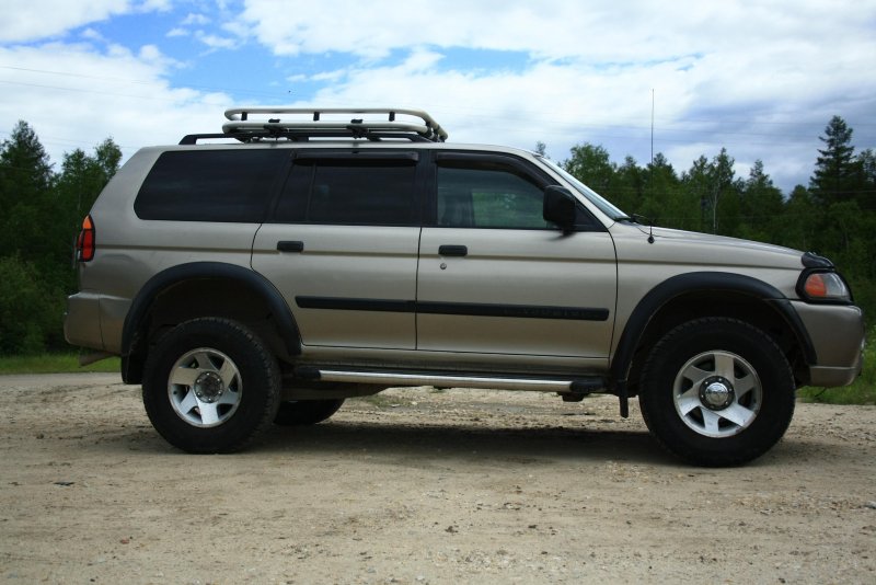 Mitsubishi Montero Sport внедорожный