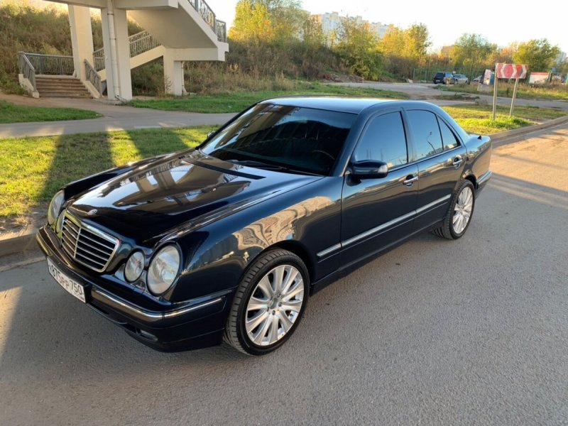 Мерседес 210 черный Рестайлинг