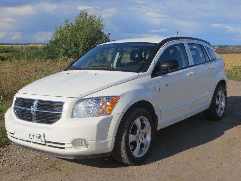 Dodge Caliber 2010 года серебристый