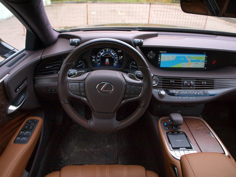 Лексус LS 500 салон