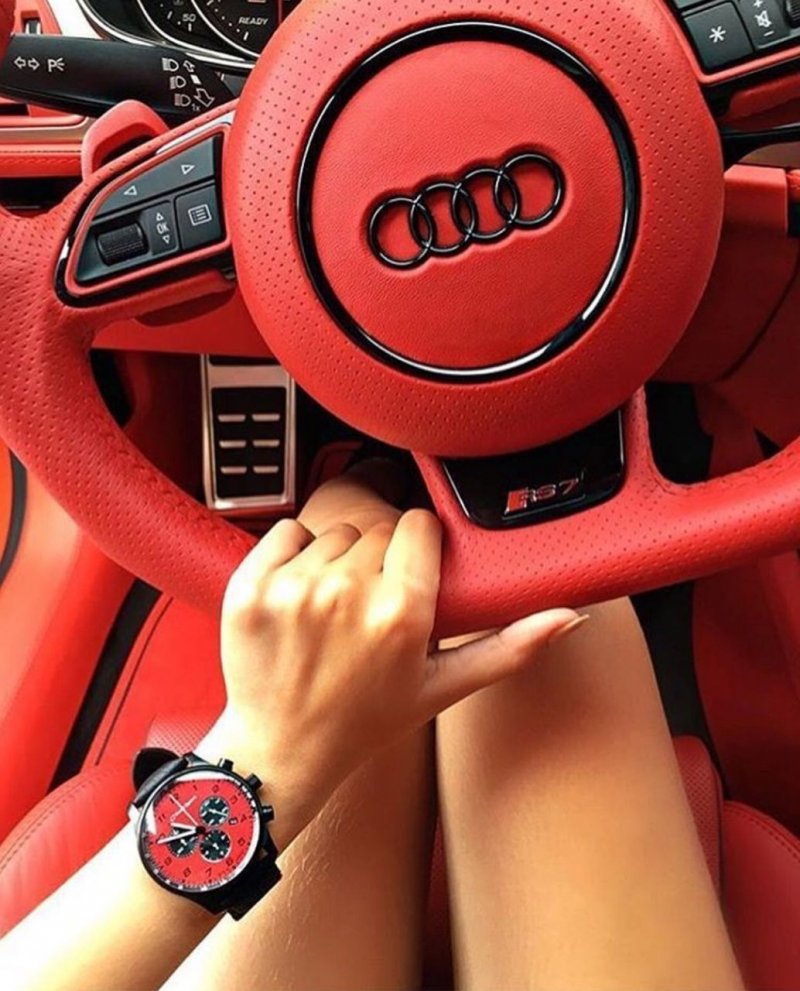 Девушка за рулем Audi