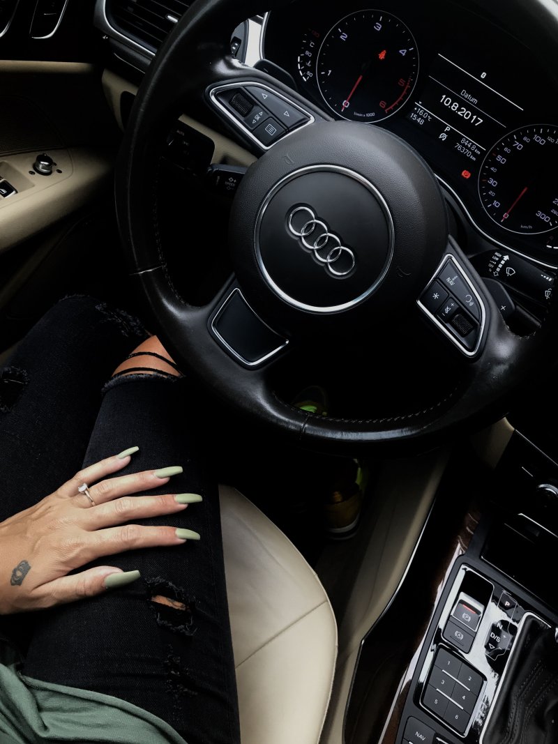 Девушка за рулем Audi