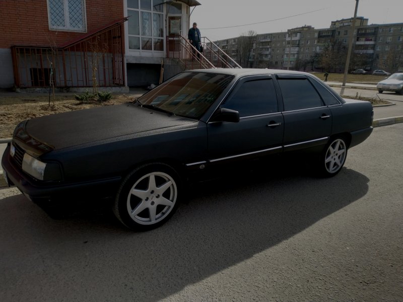 Ауди 100 черная тонированная
