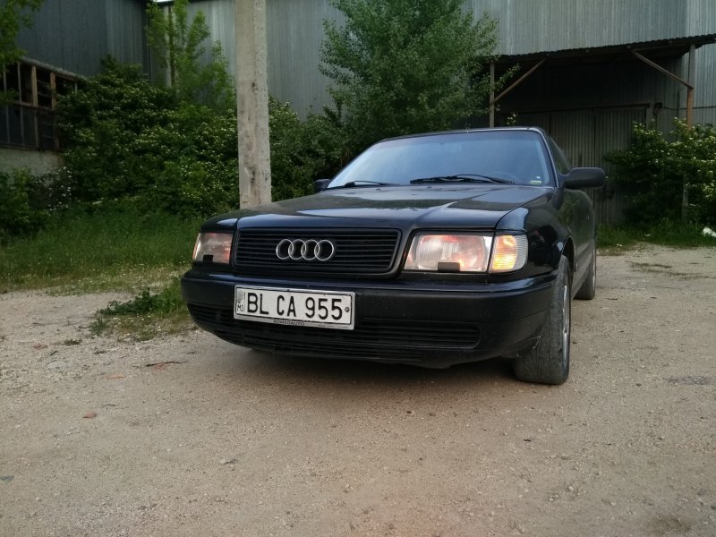 Audi 100 Black