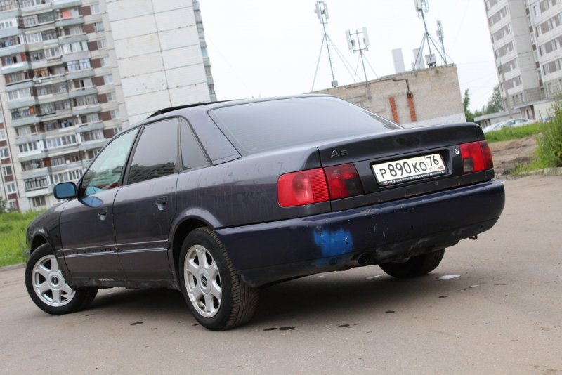 Audi 100 Black Edition