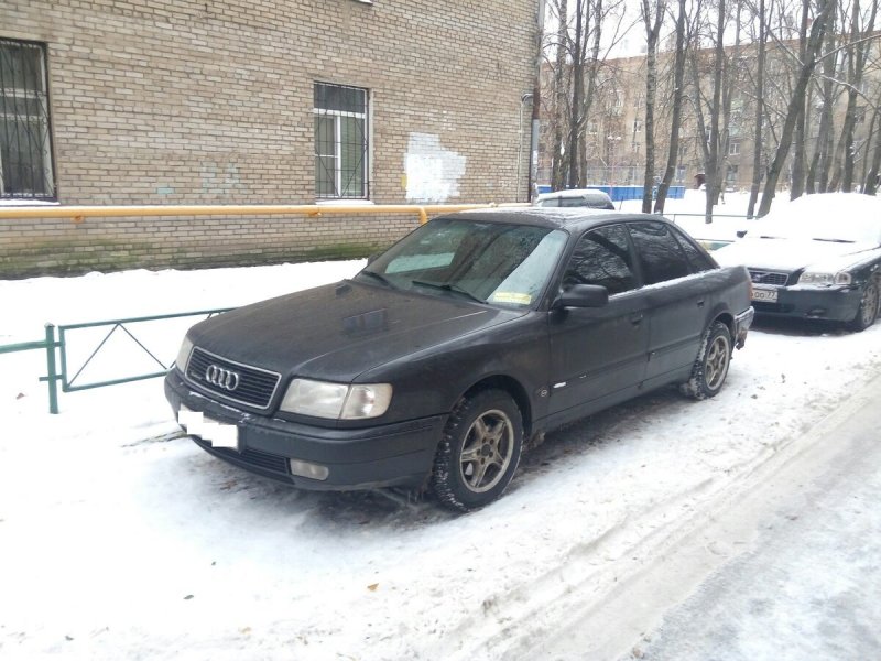 Audi 100 Black Edition