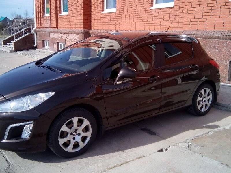 Peugeot 308 2011 коричневая