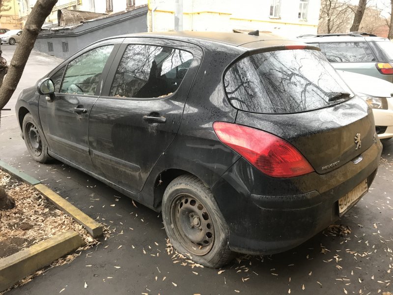 Разбитый Пежо 308 зима