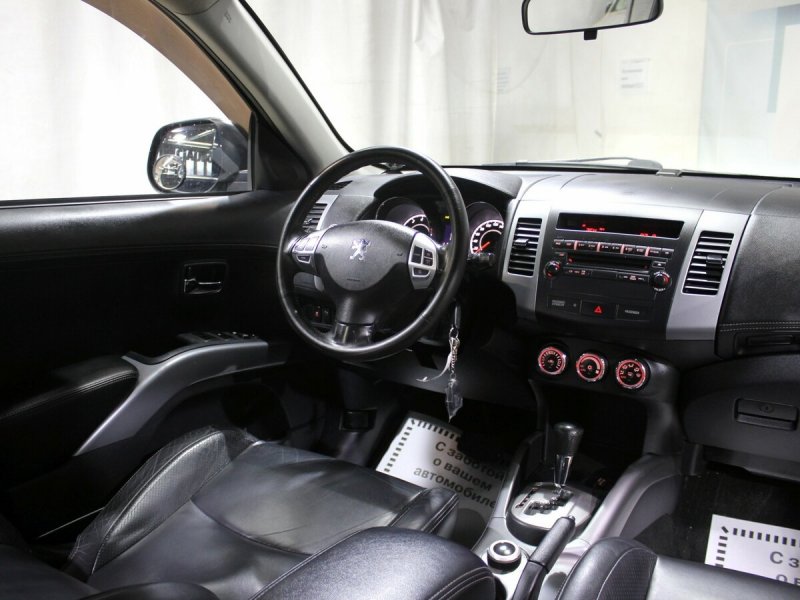 Peugeot 4007 2008 салон