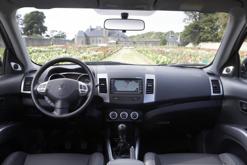 Peugeot 4007 салон