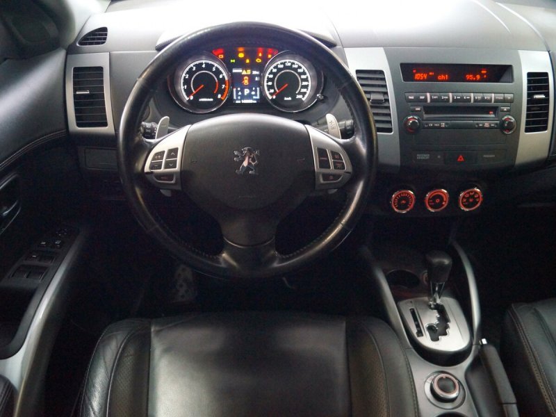 Peugeot 4007 2008 салон