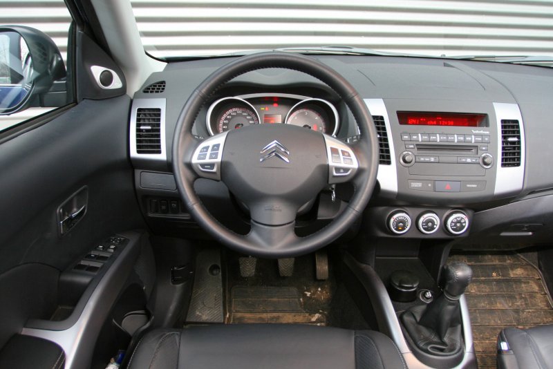 Peugeot 4007 салон