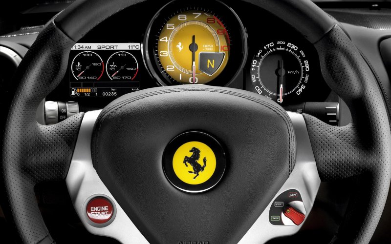За рулем Ferrari ночью