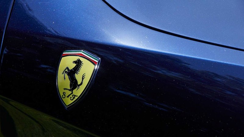 Ferrari на фоне замка