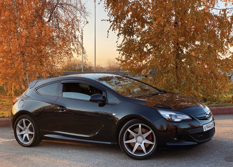 Опель Астра GTC 2013
