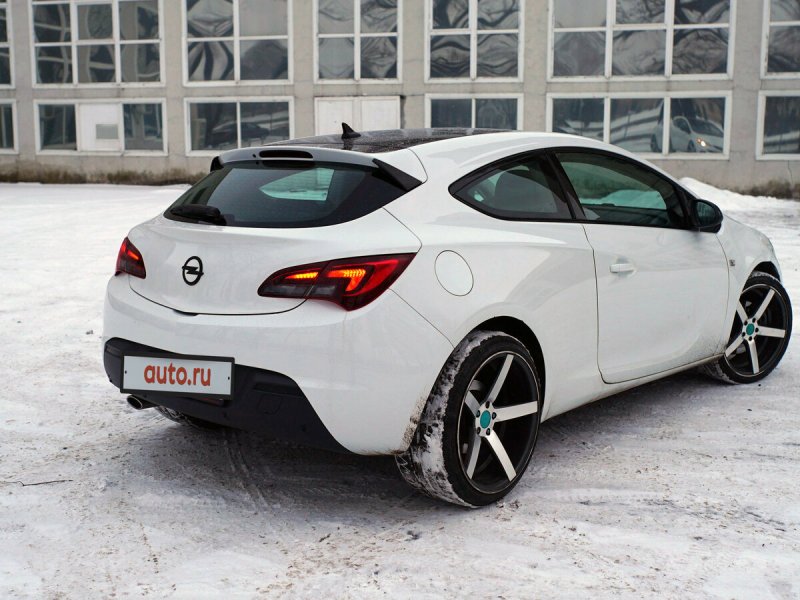 Opel Astra GTC белая