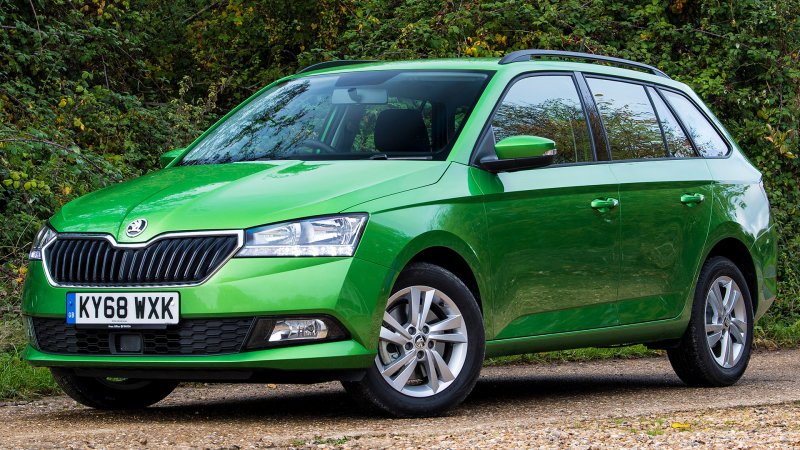 Skoda Fabia 2018 зеленая