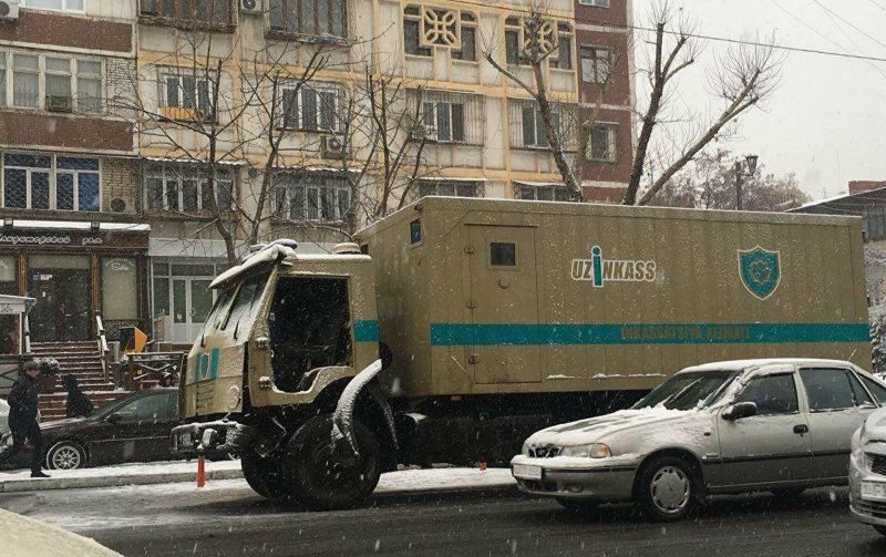 Инкассатор грузовик