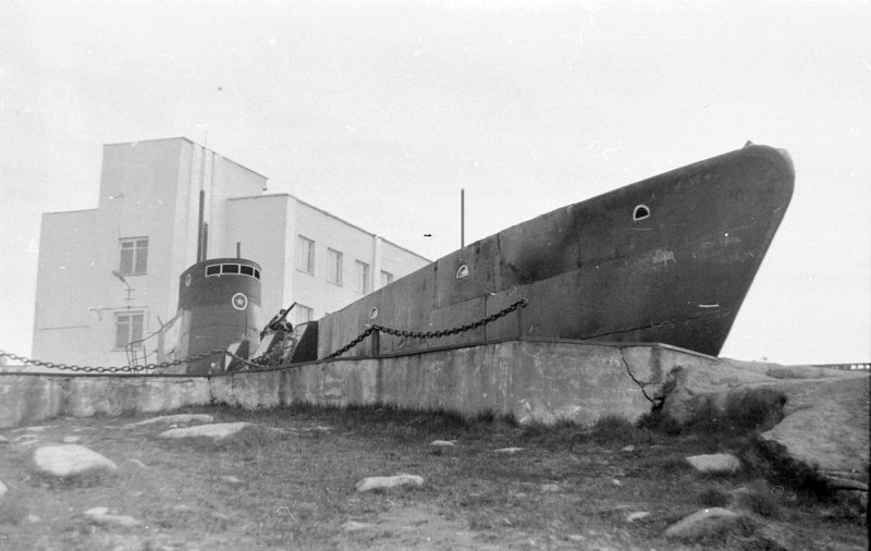 Островной памятник подводная лодка