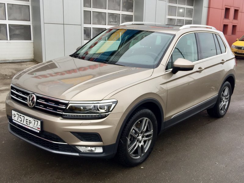 Бежевый Volkswagen Tiguan Titanium