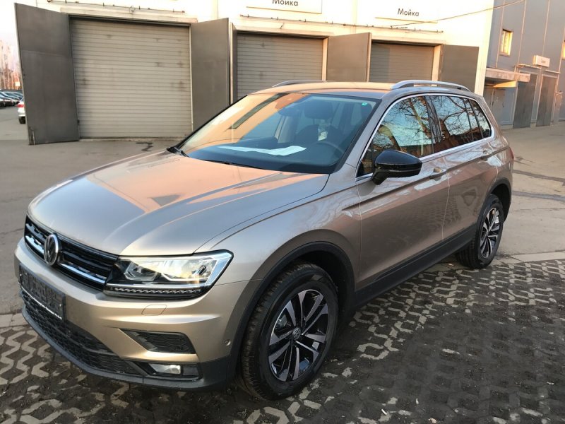 Volkswagen Polo серый металлик на дисках