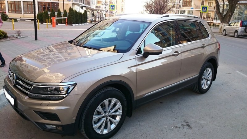 Volkswagen Tiguan 2019 бежевый металлик