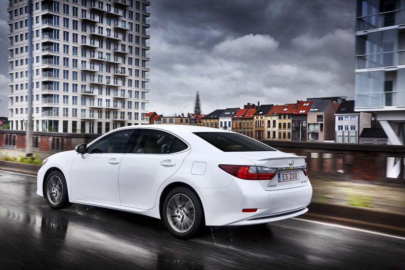 Lexus es 200