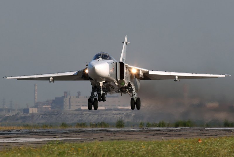 Самолет бомбардировщик Су-24