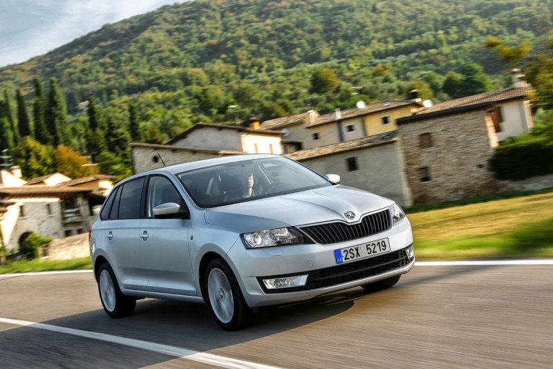 Машина Skoda Rapid