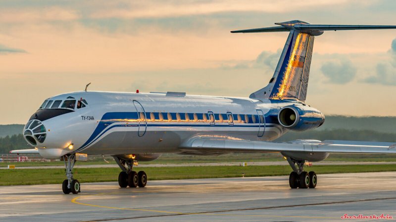 Ту-134 реактивный самолёт