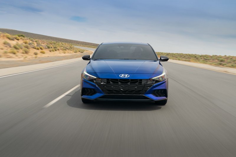 Hyundai Elantra 2021 синяя