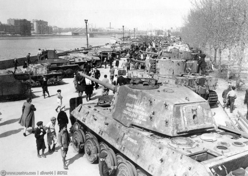 Выставка трофейной техники в парке Горького в 1943 году