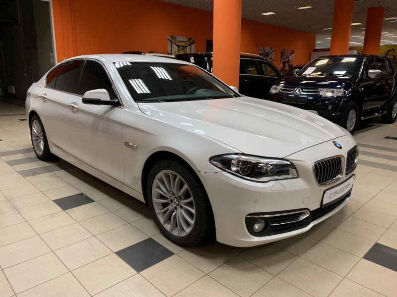 Бмв 5201. BMW f10 Рестайлинг белый. BMW 530d 2016. БМВ 530 дизель белая. БМВ 530 2016.