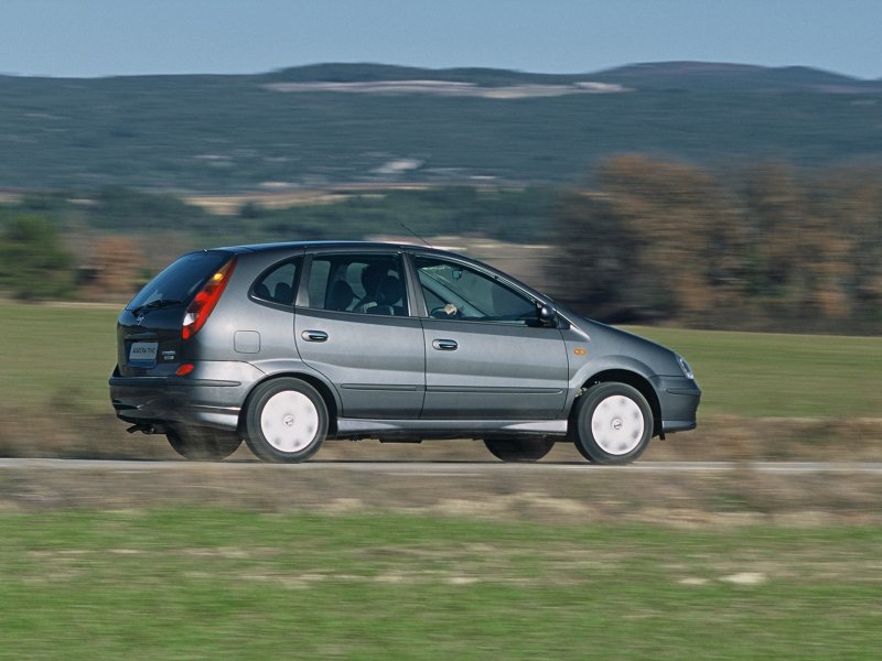 Nissan Almera Tino 2003