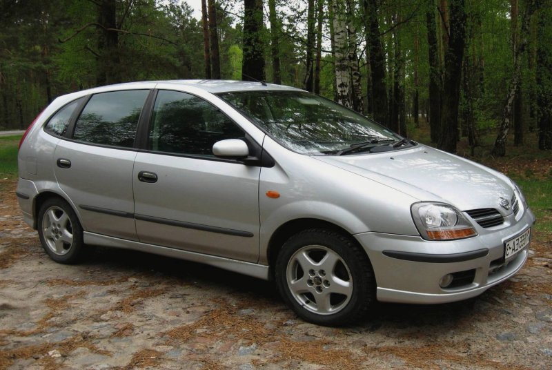 Ниссан Тино 2003