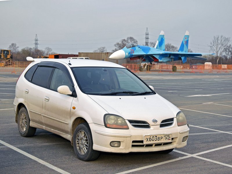 Ниссан Тино белый