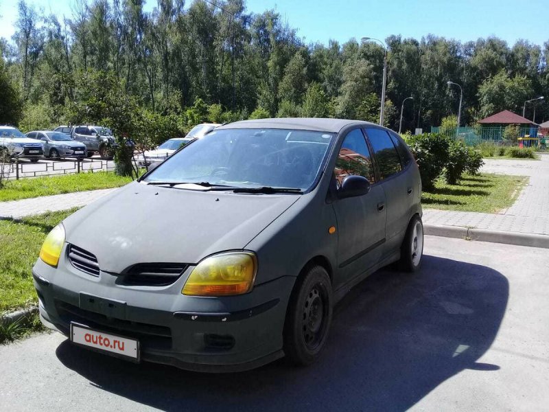 Nissan Tino 2001 год
