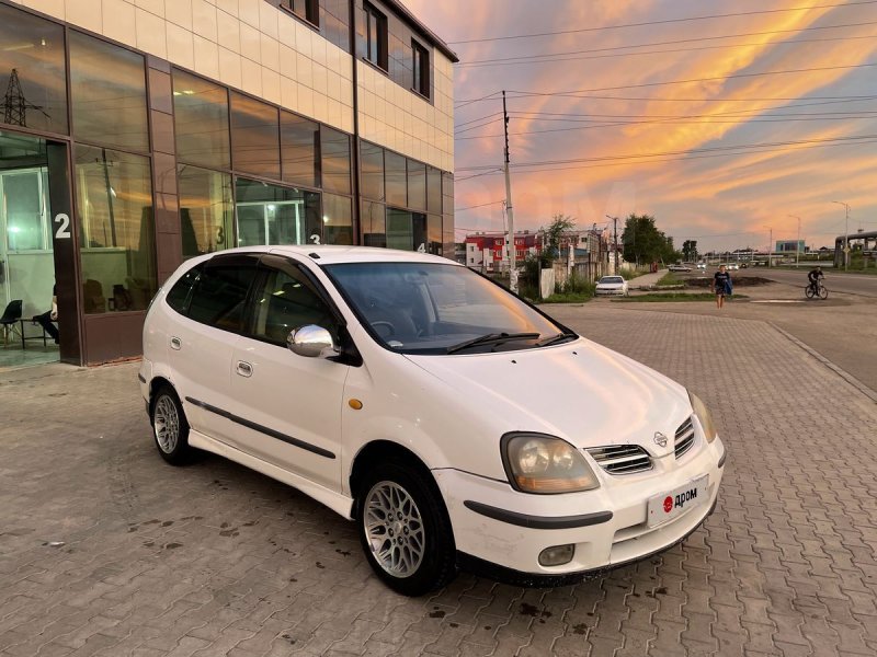 Nissan Almera Tino салон