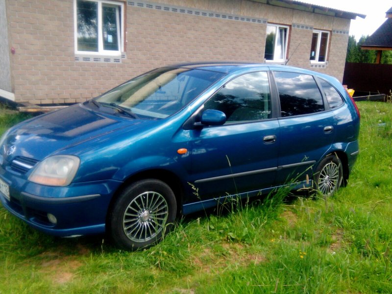 Nissan Tino 1990