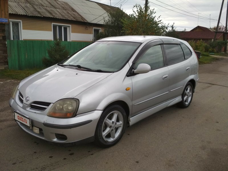 Ниссан Тино белый
