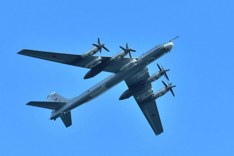 Стратегический турбовинтовой бомбардировщик ту-95мс