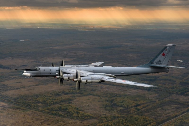Турбовинтовой стратегический бомбардировщик-ракетоносец ту-95