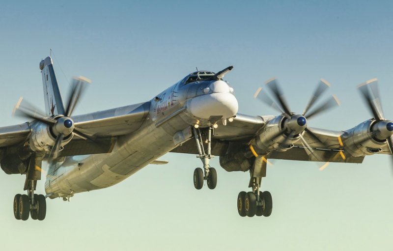 Самолет дальней авиации ту-95